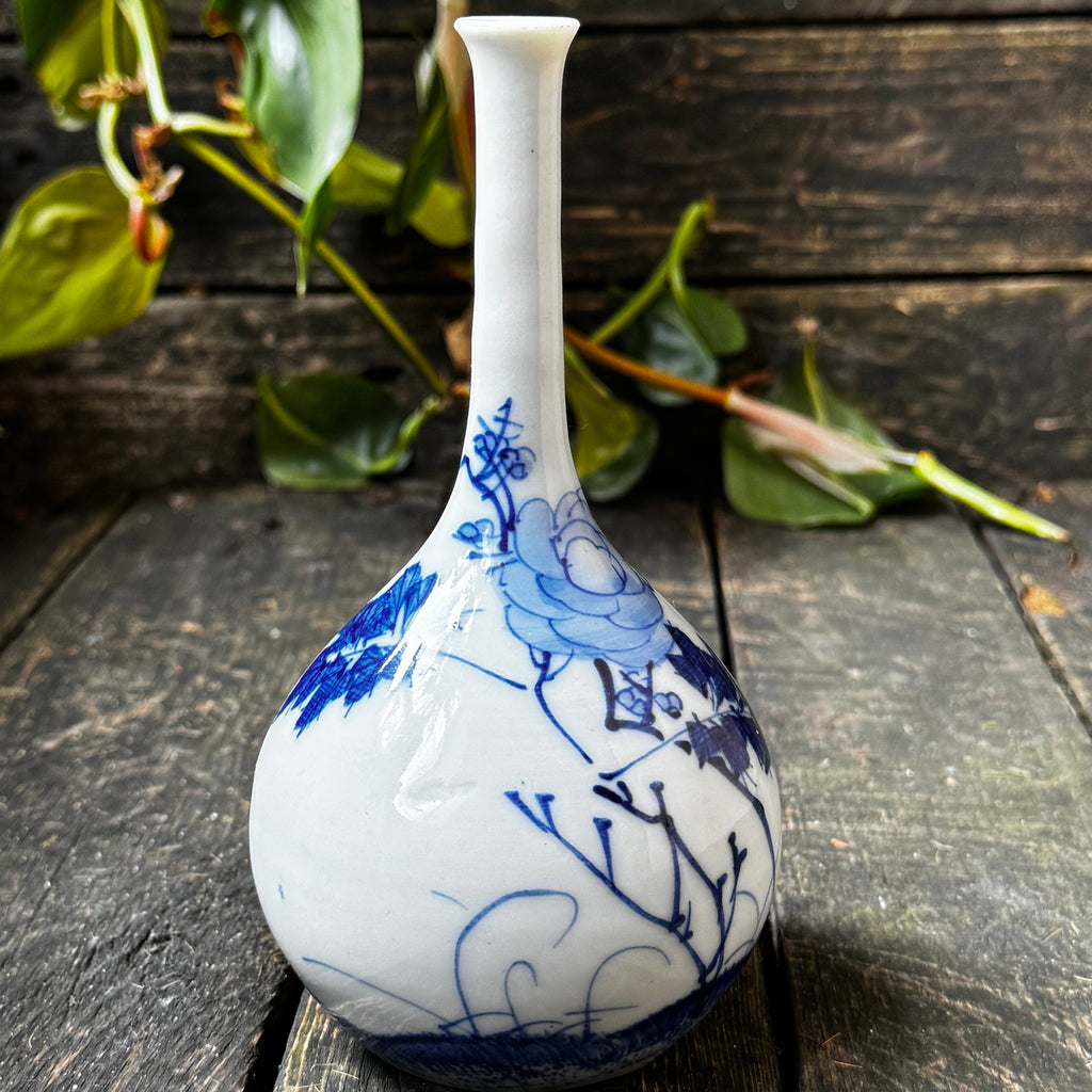 Chinese Kangxi ware (17th to early 18th century) slender necked, stunning painted porcelain vase