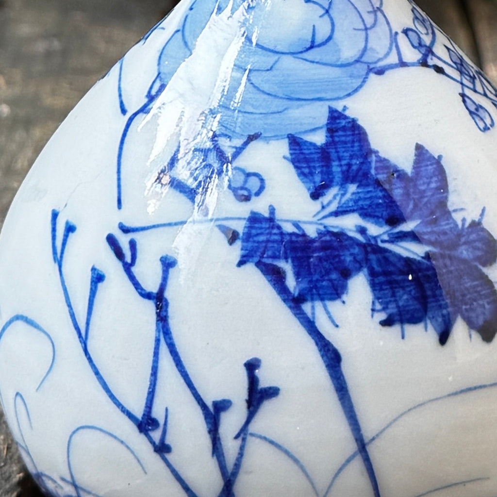 Chinese Kangxi ware (17th to early 18th century) slender necked, stunning painted porcelain vase