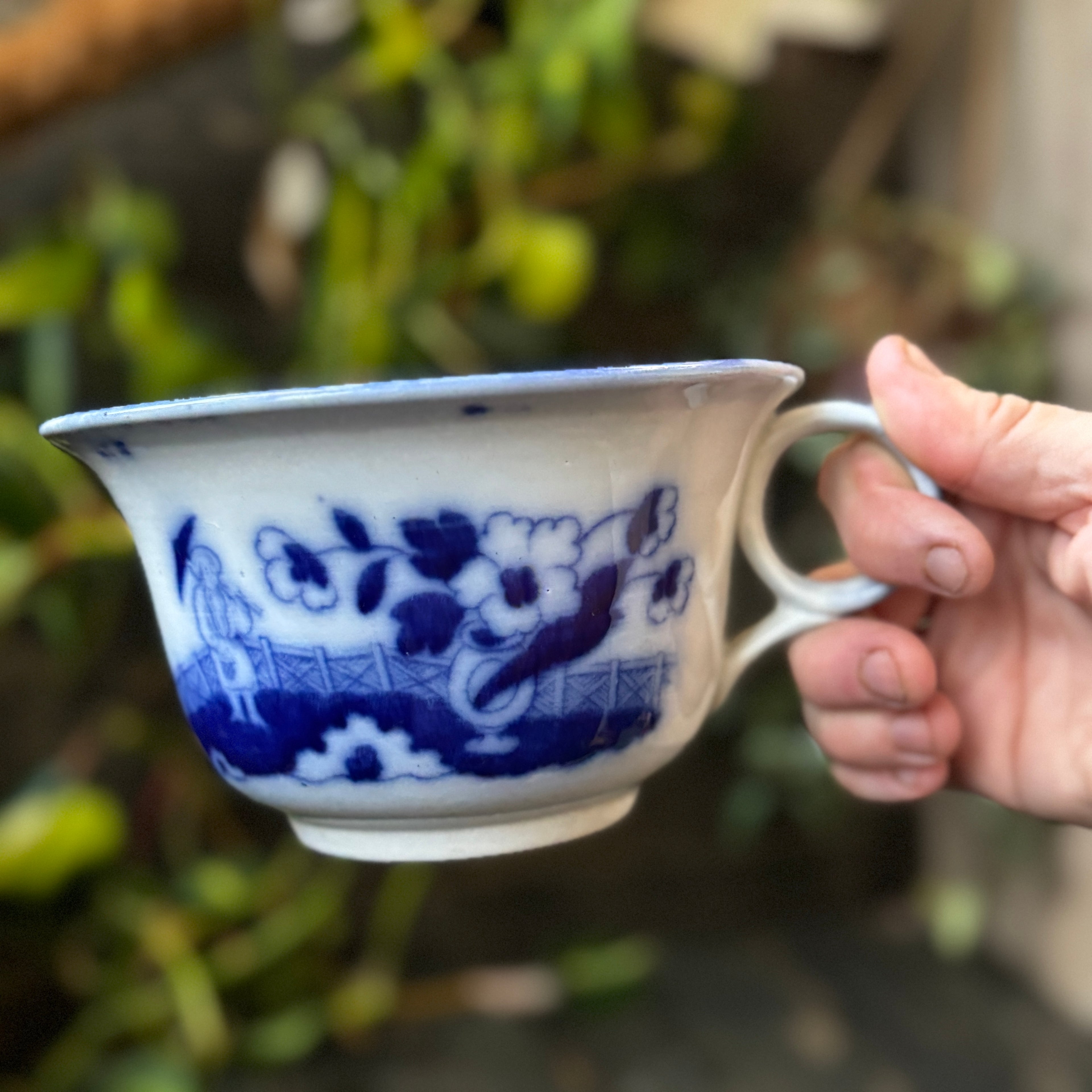 Very rare Royal Staffordshire child’s chamber pot, chinoiserie flow-blue Pekin