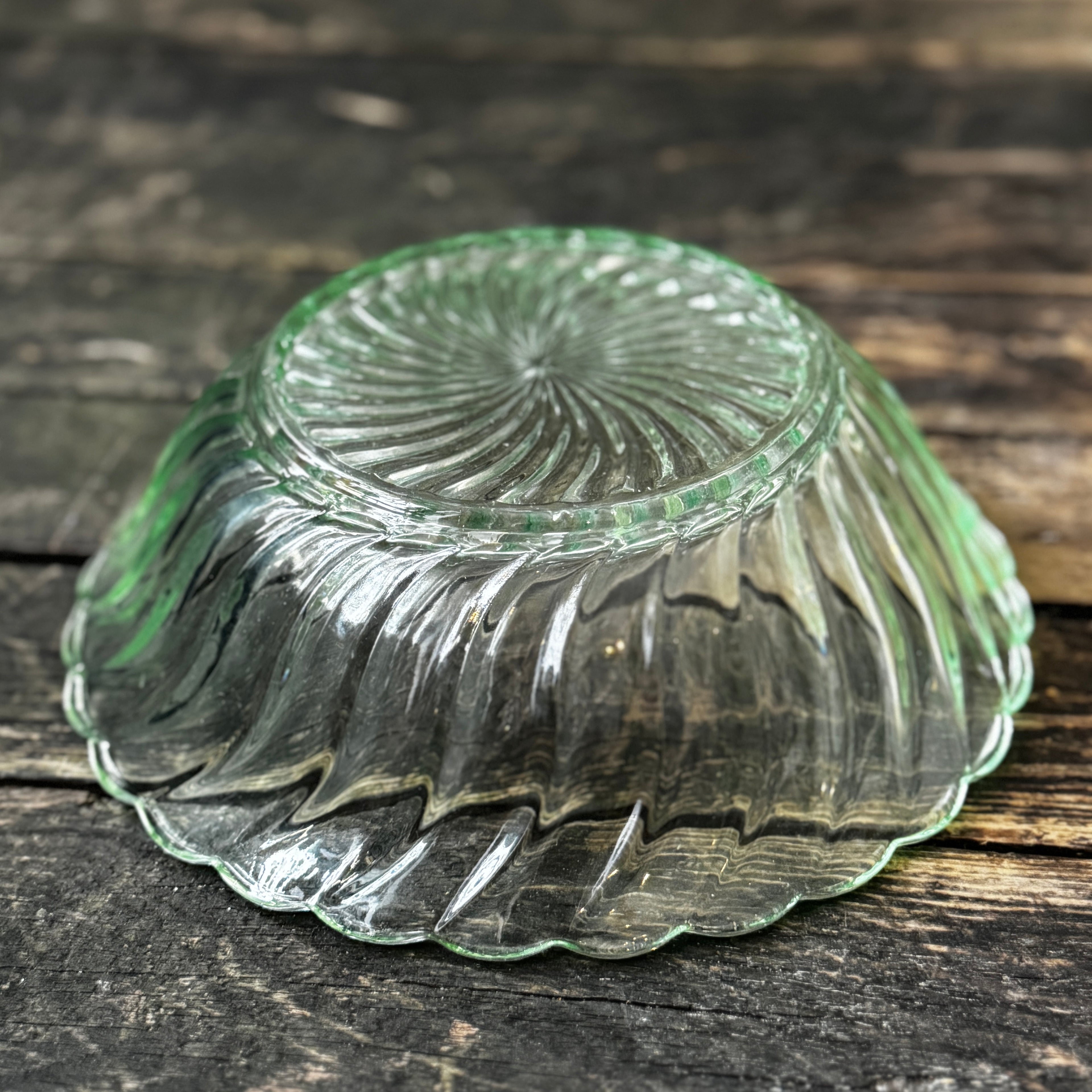 Set of uranium glass bowls, by Bagley, 1930s