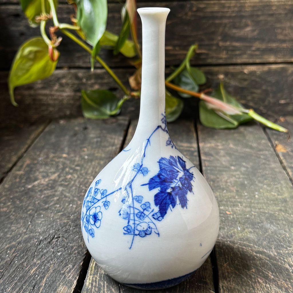 Chinese Kangxi ware (17th to early 18th century) slender necked, stunning painted porcelain vase