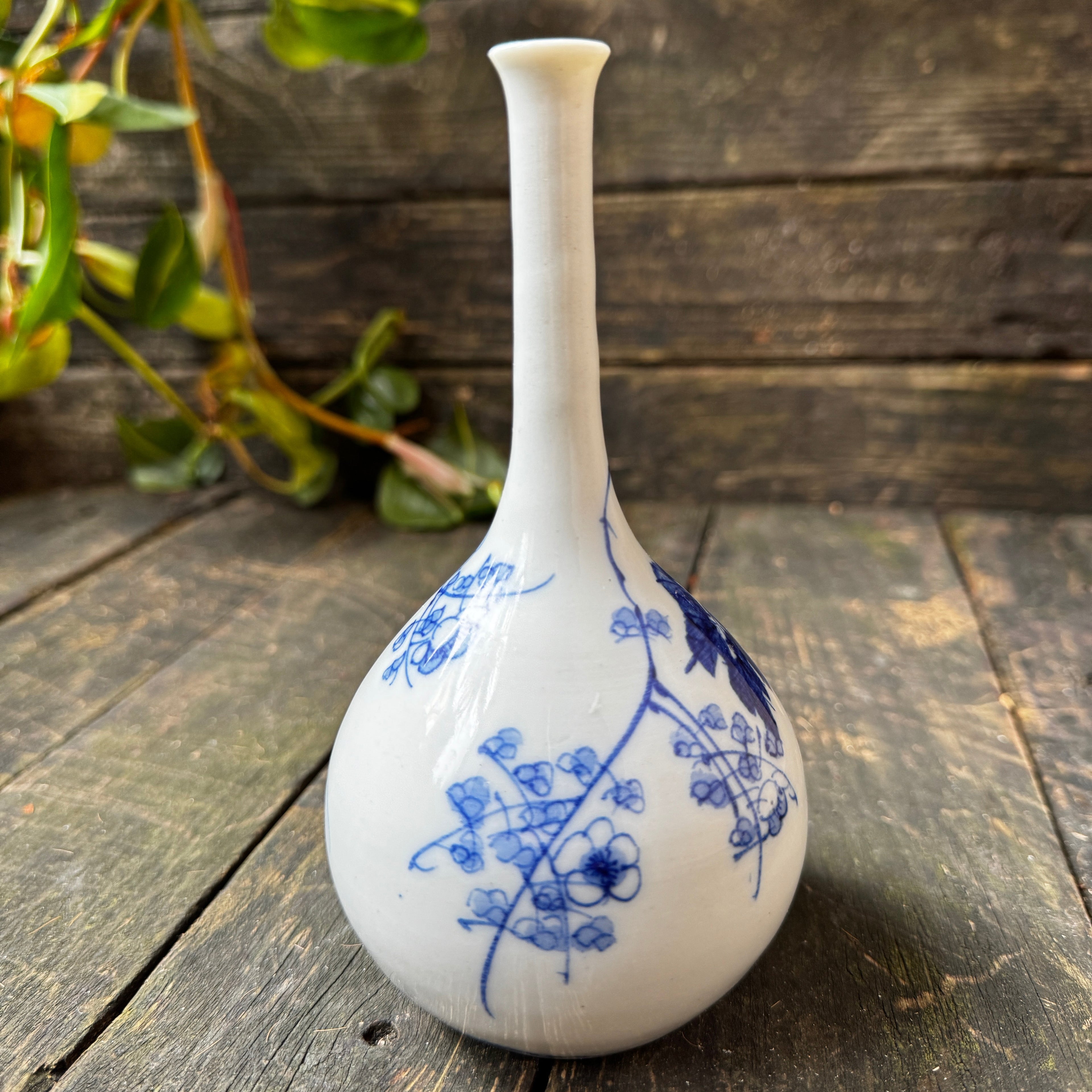 Chinese Kangxi ware (17th to early 18th century) slender necked, stunning painted porcelain vase
