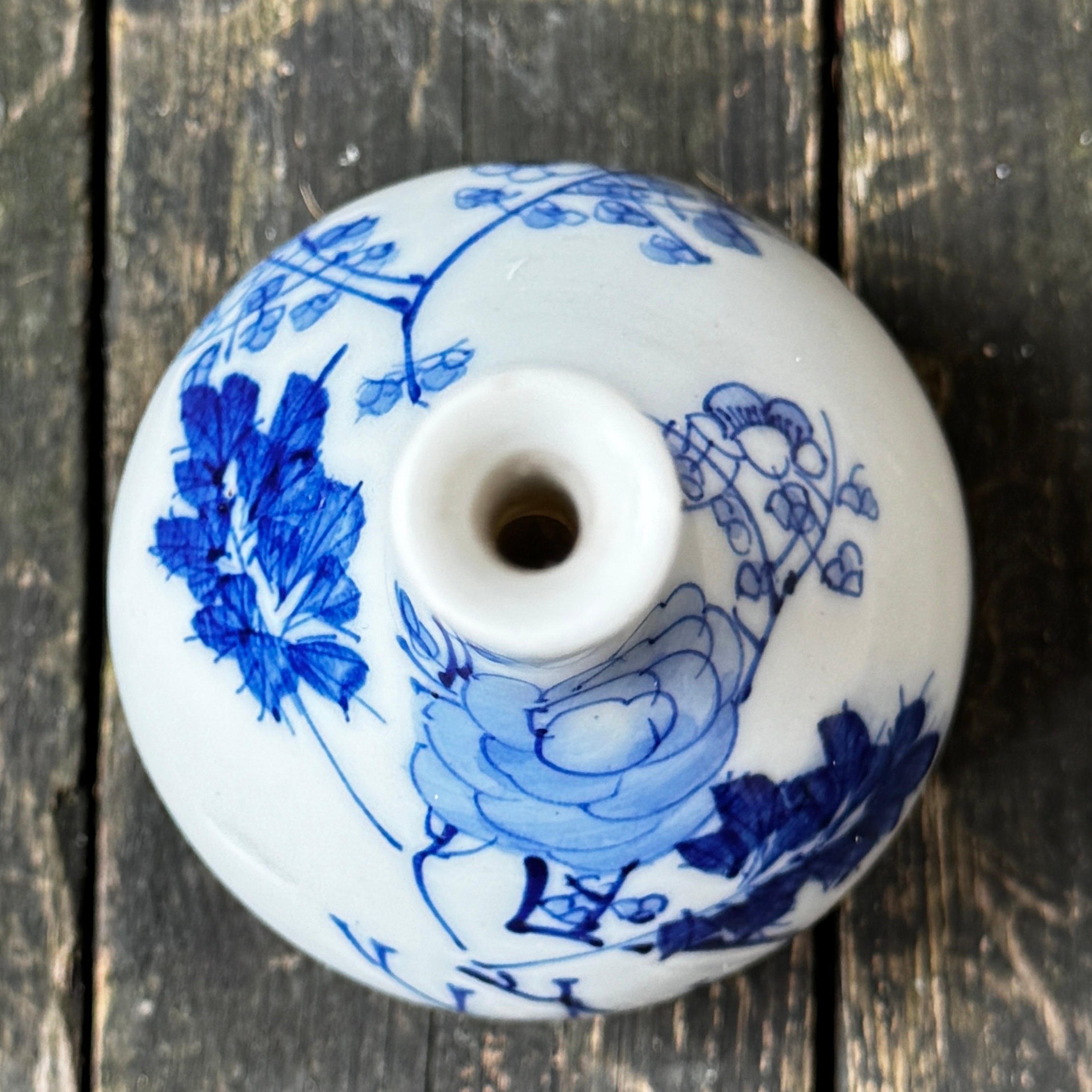 Chinese Kangxi ware (17th to early 18th century) slender necked, stunning painted porcelain vase