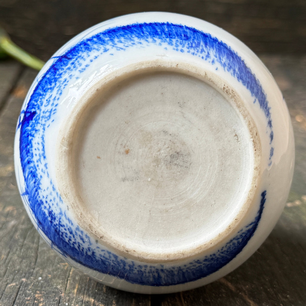 Chinese Kangxi ware (17th to early 18th century) slender necked, stunning painted porcelain vase