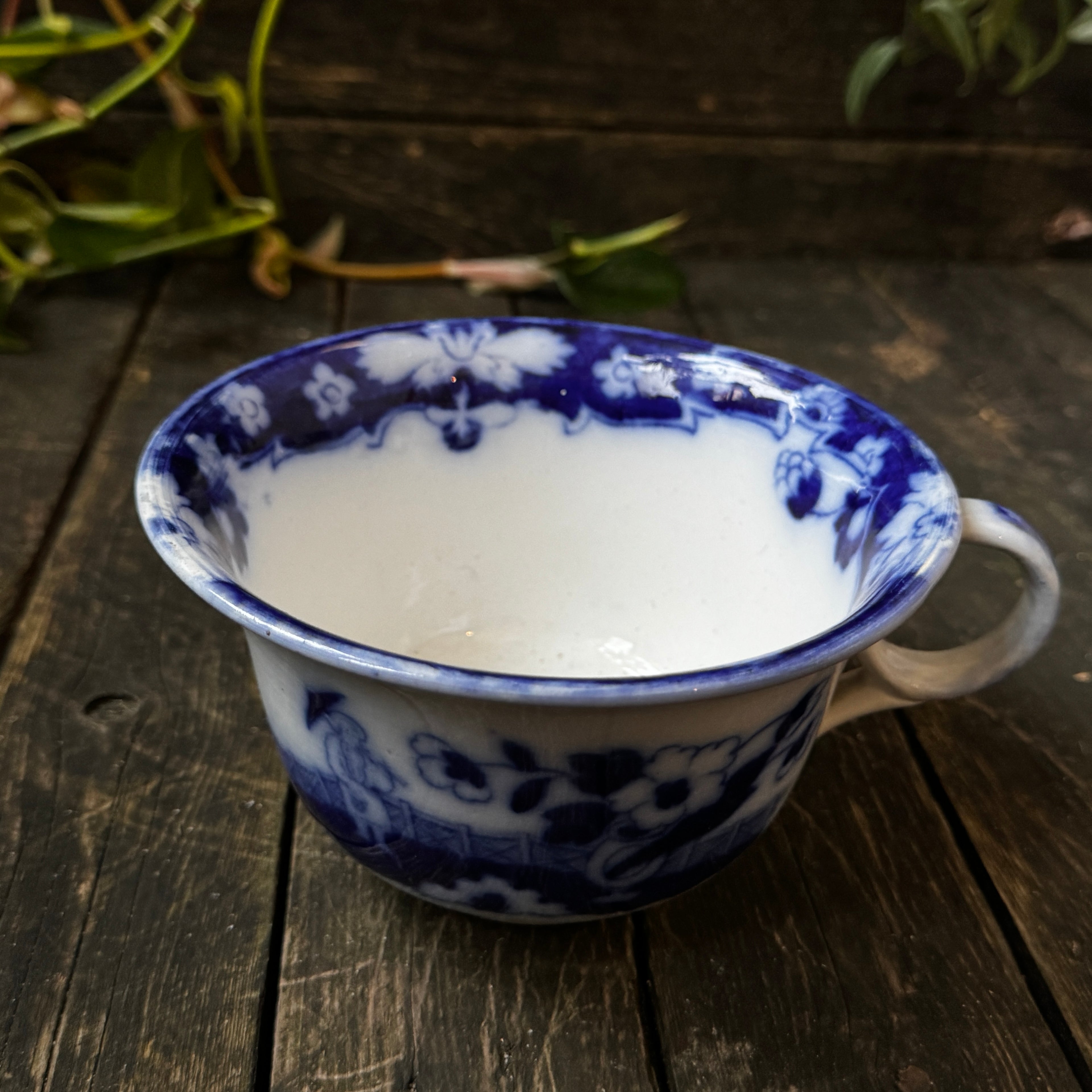 Very rare Royal Staffordshire child’s chamber pot, chinoiserie flow-blue Pekin