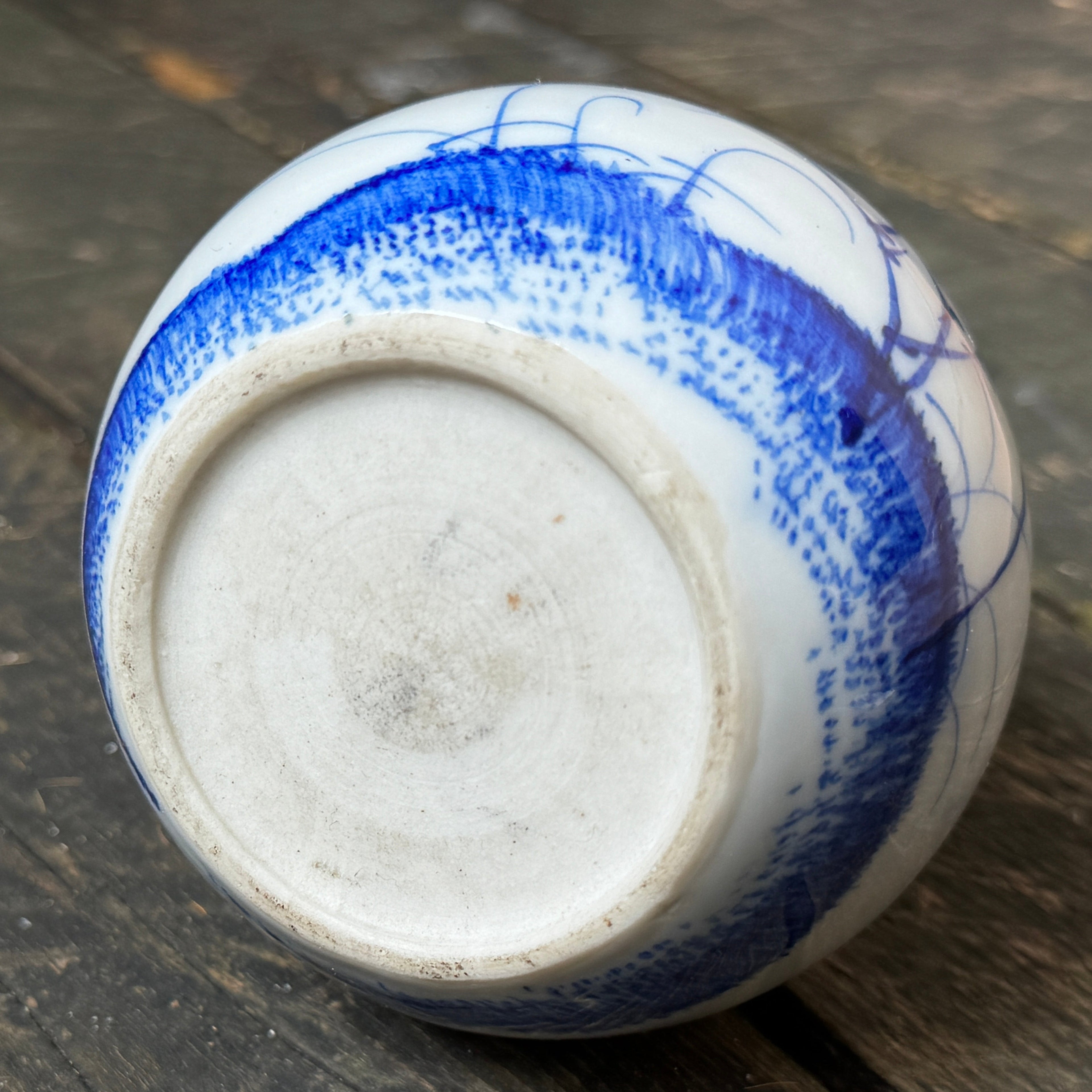 Chinese Kangxi ware (17th to early 18th century) slender necked, stunning painted porcelain vase