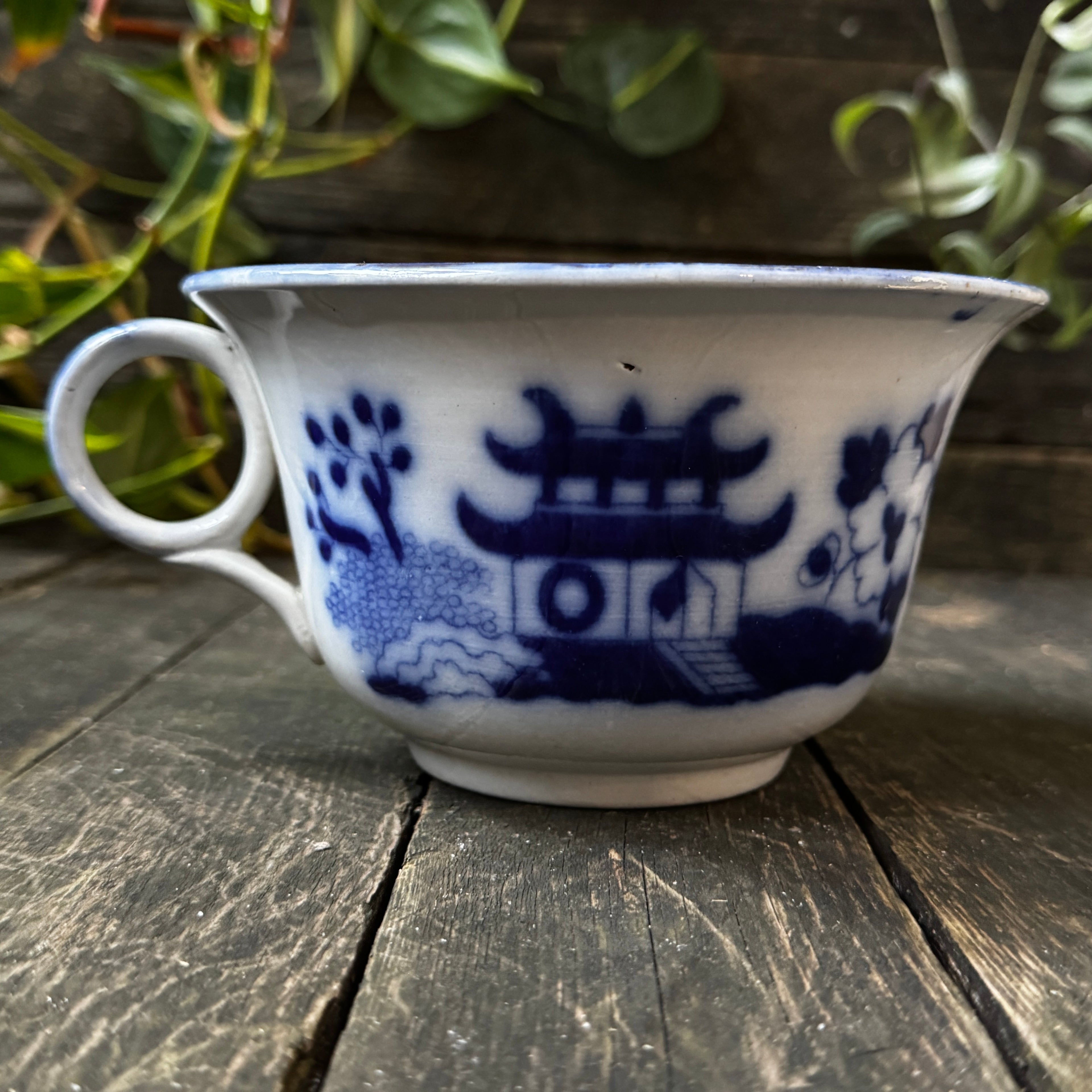Very rare Royal Staffordshire child’s chamber pot, chinoiserie flow-blue Pekin